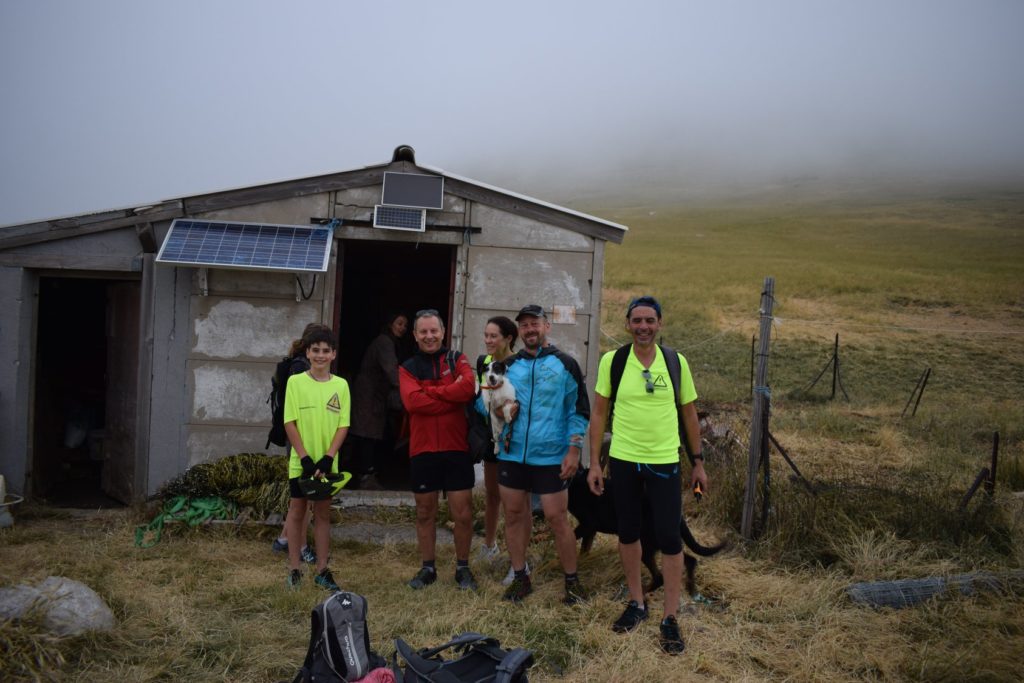 Bénévole devant la cabane de la bergère au sommet du Teillon