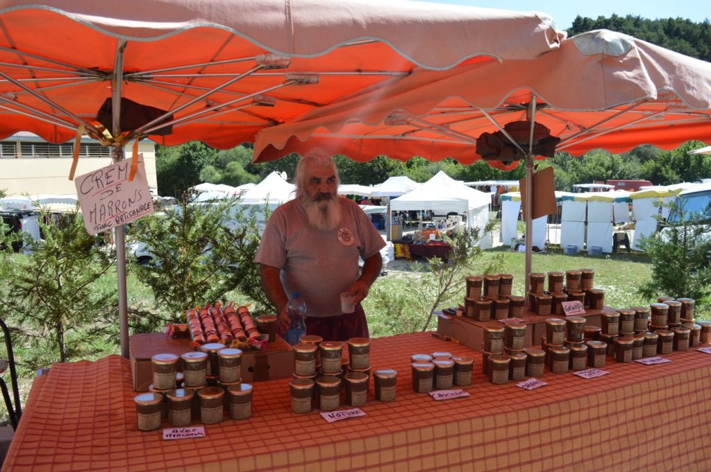 Stand de la fête du terroir organisé par le comité des fêtes de Peyroules