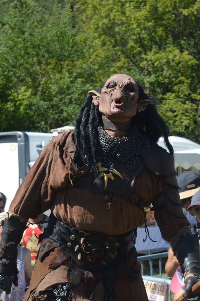 Créature étrange sur le terrain à côté de la salle des fêtes de Peyroules