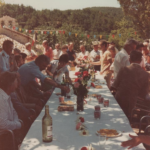 Apéritif sur le terrain de boules après sa construction dans les années 80, l'une des premières manifestation du comité des fêtes de Peyroules