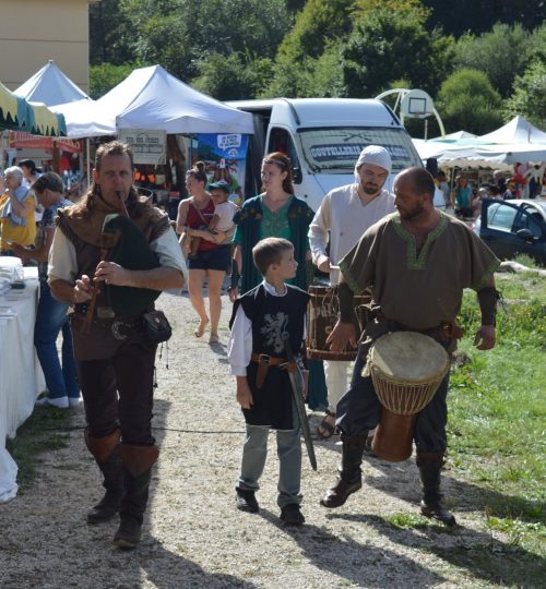 Les chevaliers se promènent dans les stands de la fête du Terroir