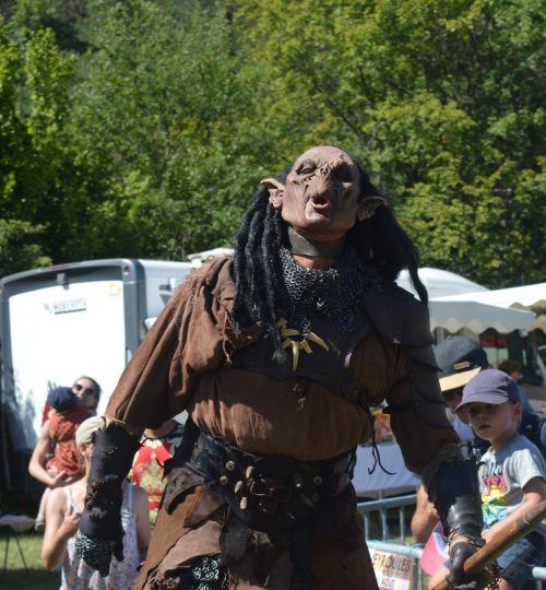 Une créature lors d'une fête à Peyroules