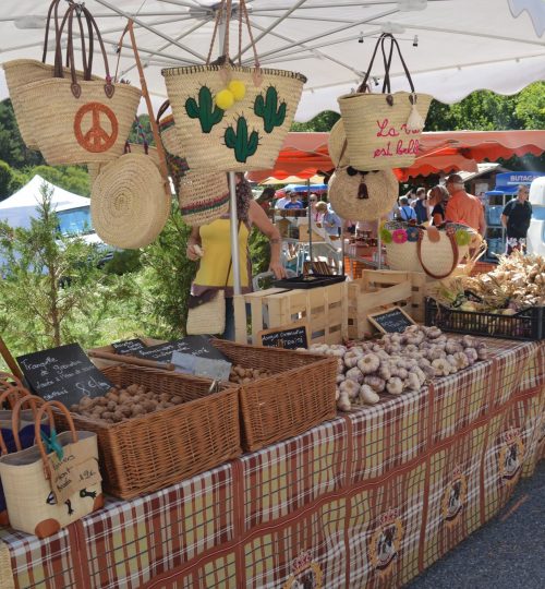 Stand de panier de la fête du terroir à Peyroules, commune des Alpes de Haute Provence