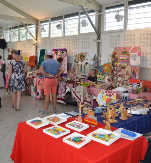 Des stands dans la salle des fêtes de Peyroules lors de la fête du terroir