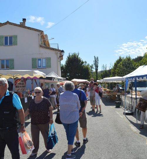 Le parking de la mairie de Peyroules lors de la fête du terroir